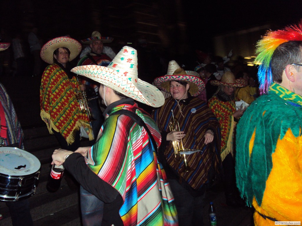 Natürlich sind auch andere Musikgruppen unterwegs! Der Kölner Karneval findet zum großen Teil auf der Straße statt, es ist eine grandiose Stimmung, eine Gruppe blechblasender Mexikaner spielt ein kurzes Solo zu unserem Groove.