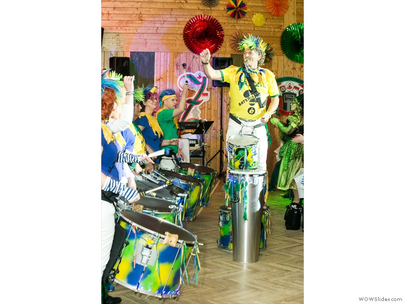 Bateria quem é und Tänzerin Adriana Sarahyba heizen die Stimmung mit einer Samba-Brasil-Show beim Malteser Blaulichtli Faschingsball in Würzburg am 29.01. kräftig an