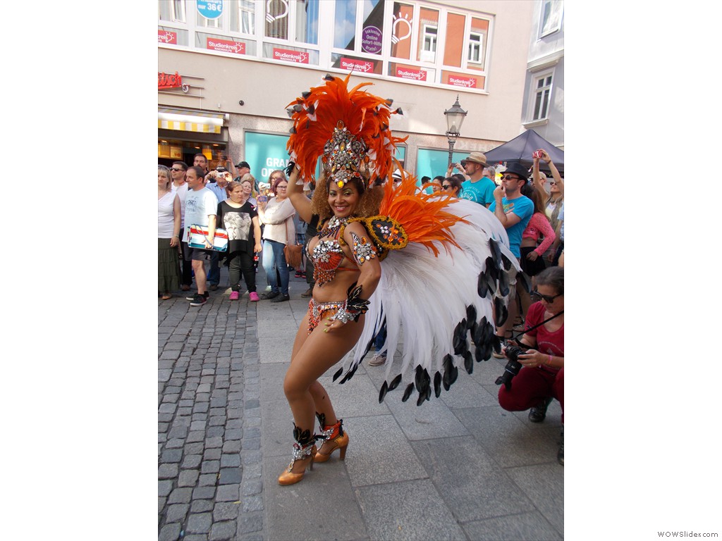 Tänzerinnen sind fester Bestandteil besonders beim Umzug zum Abschluss des Samba-Festivals
